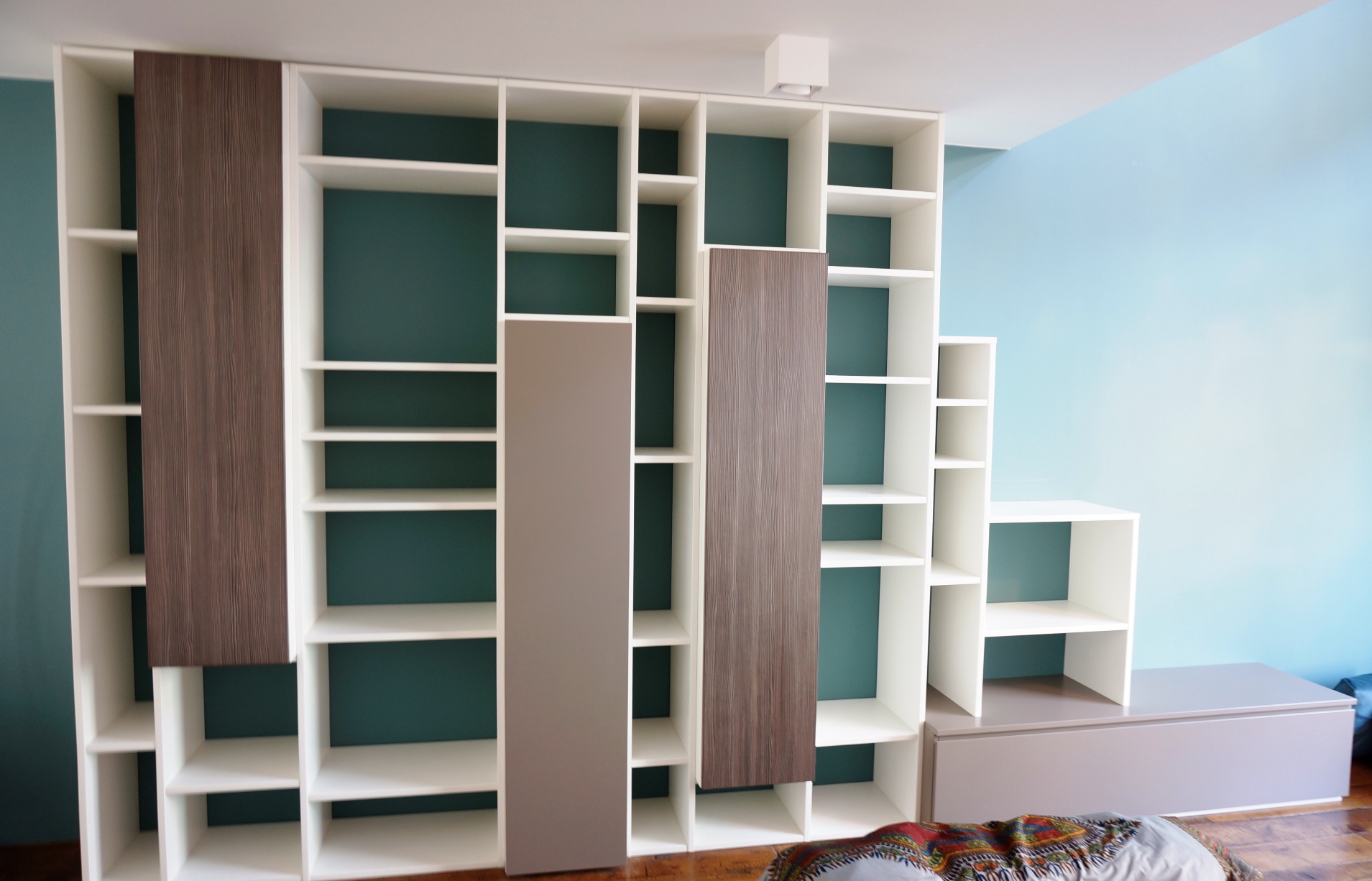 deur Omtrek omhelzing Wandmeubel/Boekenkast met een speelse indeling, en naar voren geplaatste  kasten in diverse kleuren - HvS-Design | Maatwerk meubelen speciaal voor u!